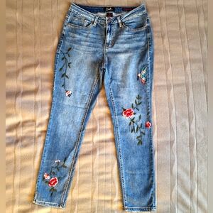 EARL Size 8 Embroidered Blue Jeans